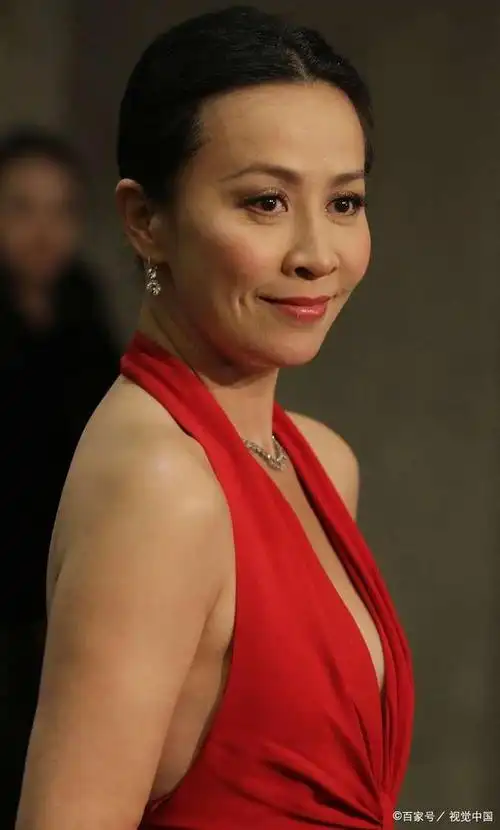 刘嘉玲晒一家四口合照身家10亿无亲生子女弟弟一家或成遗产大赢家