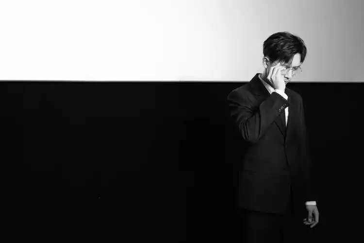 2021年11月29日讯,李现出席电影《古董局中局》首映礼,并拍摄一组现场