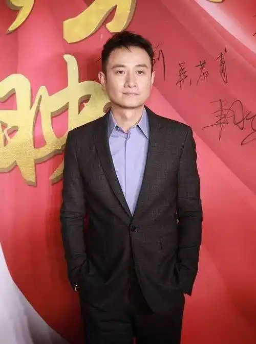 原创单身后的文章太苍老剪寸头发际线全秃穿灰色t恤35岁看着像55