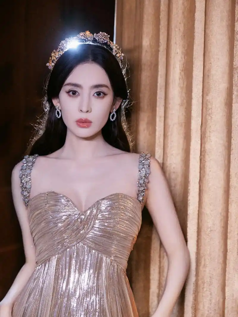 古力娜扎最新红毯造型,头戴皇冠,一身金色深v礼服尽显完美女神气质.