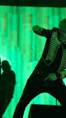 男星顶胯合集:肖战鹿晗让人浮想联翩,而他力度刚刚好