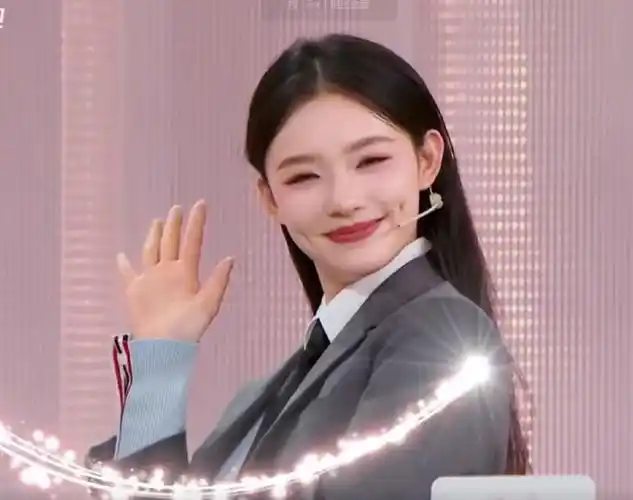 林允发起酒窝攻击