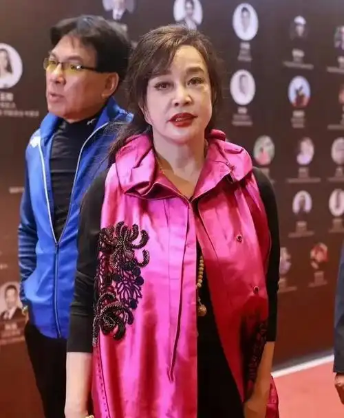 明明一身赘肉满脸褶子却要演双马尾的少女网友真不害臊吗