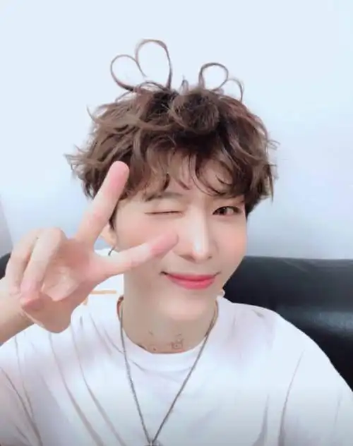 范丞丞头上顶个大爱心,注意他身上藏着的小可爱,网友:很皮了!