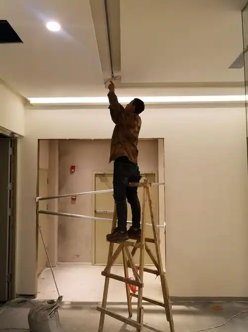 3层改造区域电工安装灯具