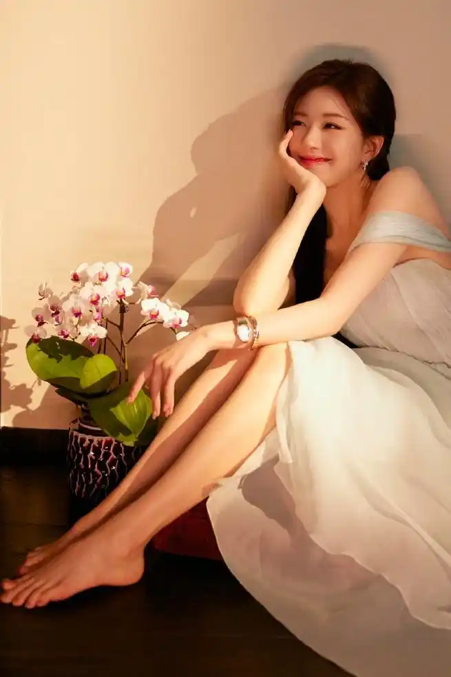 赵露思的最新写真:仙气飘飘的白裙美女