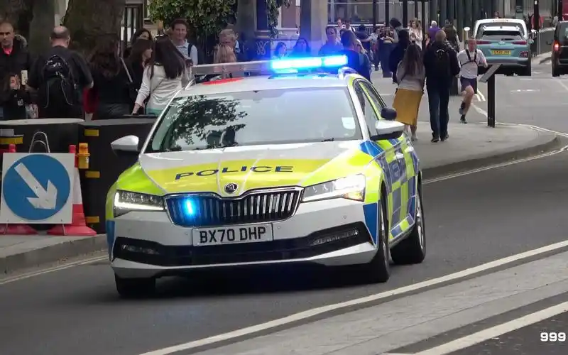 沃尔沃v90警犬车 斯柯达速派旅行版警车 英国大都会警察警车出警!