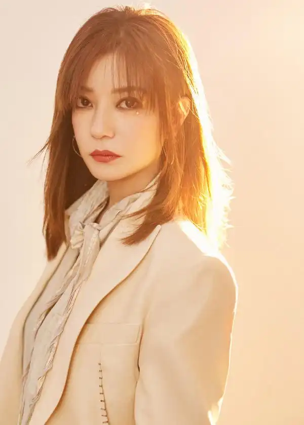 43岁赵薇生图曝光眼袋比眼还大,精修美成混血儿