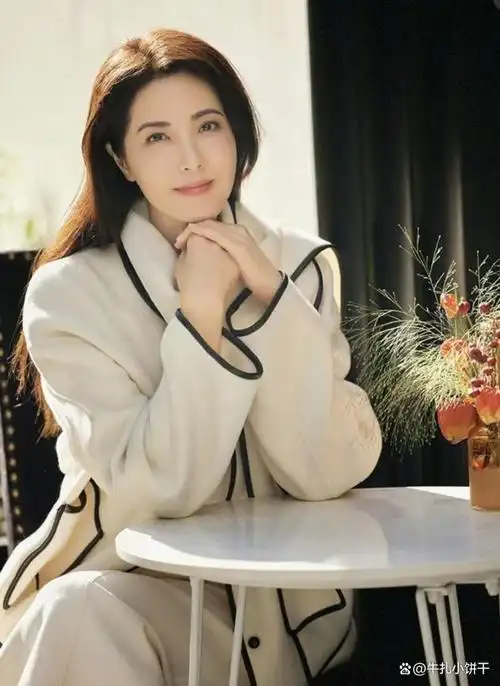 4,50岁的女人别刻意装嫩,学学曾黎这样打扮,时髦洋气又减龄