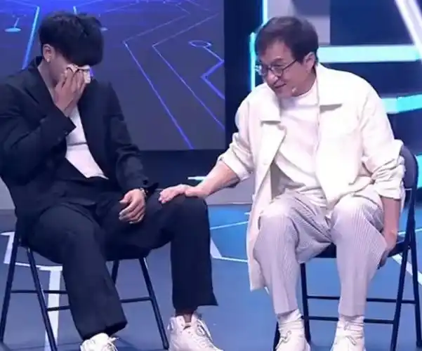 成龙|成龙全球直播首秀,爱国情怀不减,风采依旧,谢霆锋网太卡被吐槽