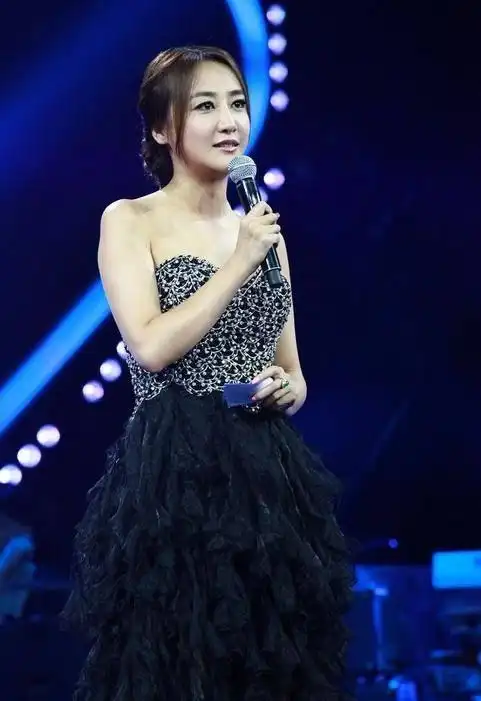 主播左岩:曾和杨迪传绯闻,离开浙江卫视低调嫁普通人同样幸福