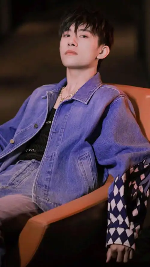 刚满18岁的易烊千玺手机壁纸越来越撩人