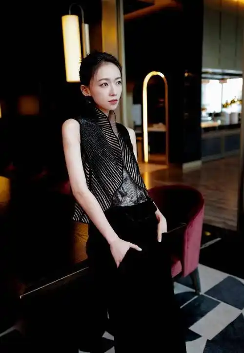 吴谨言终于开窍了,剪短发后像"换了个头",网友表示认不出_造型_气质