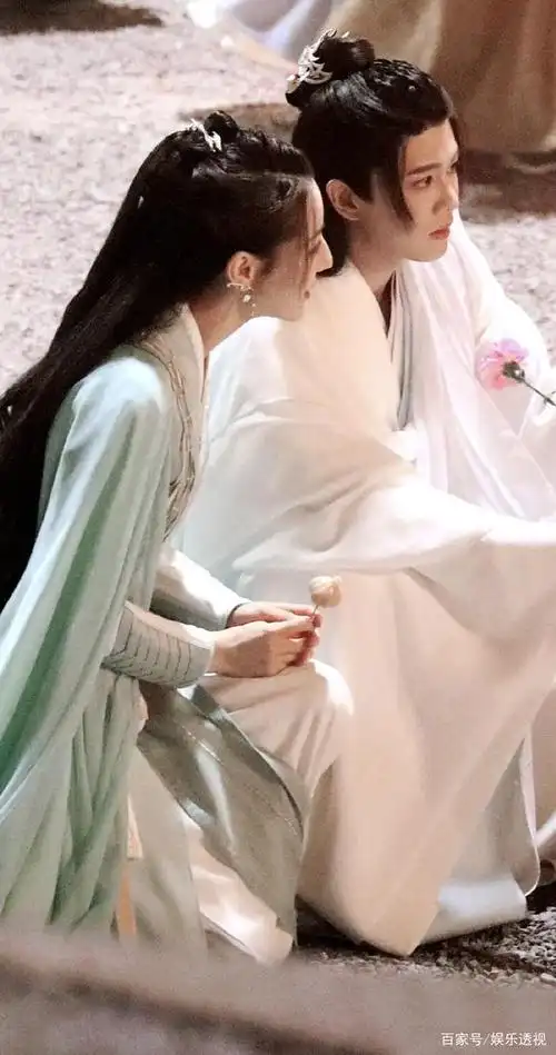 《与君初相识》剧组杀青,迪丽热巴任嘉伦合影,花絮中热巴好娇羞