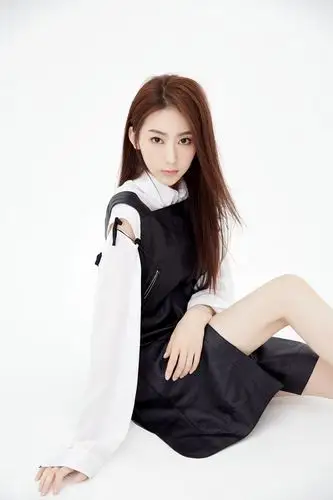 赵艺曝光时尚大片黑白简约清爽有型