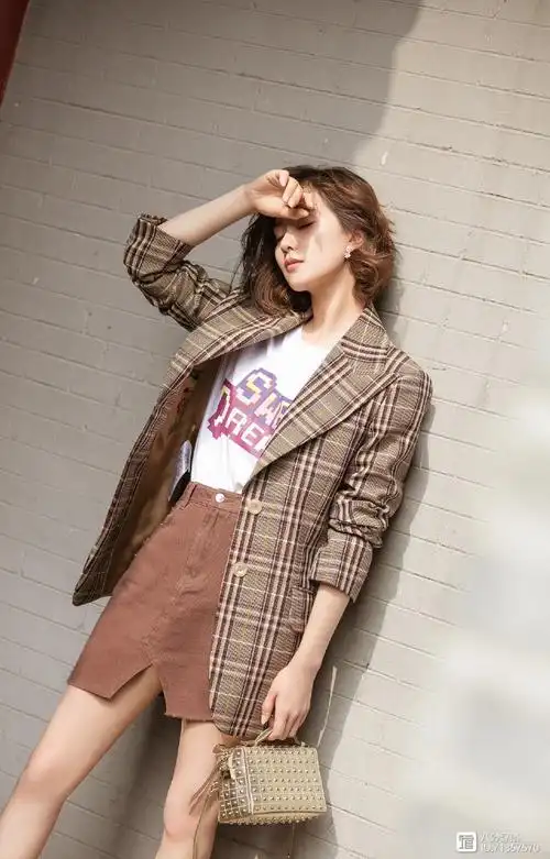 刘诗诗气质可真绝格纹西装外套搭配字母印花t恤干练知性