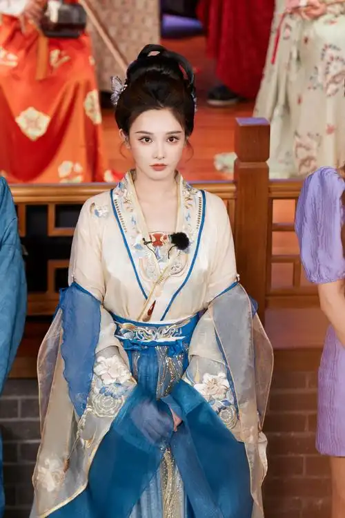 彭小苒古装cos国瓷茶盏##好样的国货##彭小苒真人版夫人瓷太美了