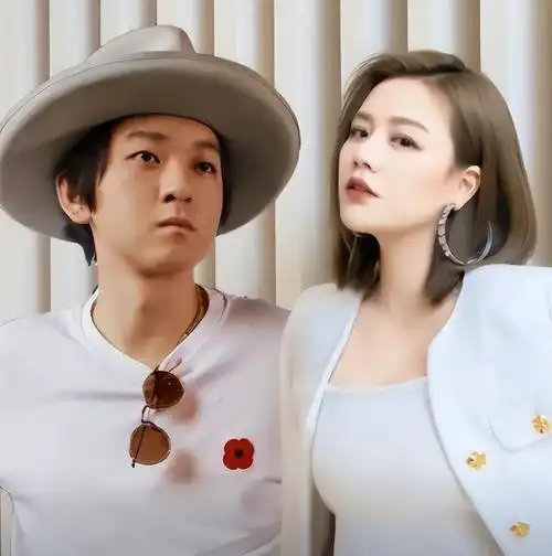 马思纯和男友张哲轩街边拥抱被拍,相恋两年感情稳定