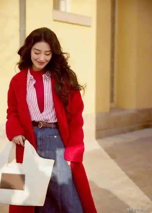 杨采钰带火了"新年穿搭":红大衣 衬衫 半身裙,显贵高级又洋气