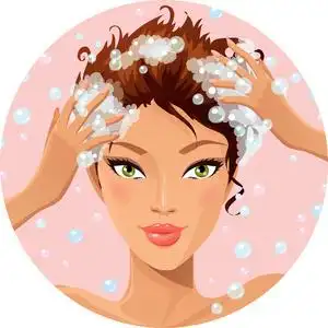 中的女孩美丽的年轻女孩在美容院洗头美丽的女孩在美容院理发前洗头