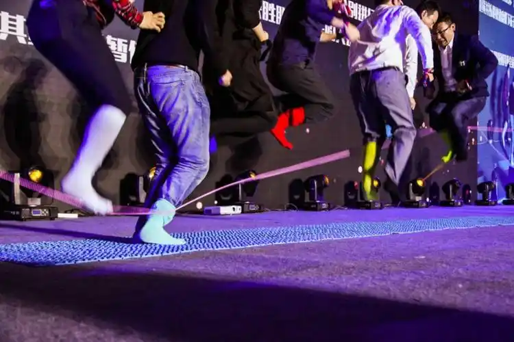 年会游戏指压板跳绳脱袜