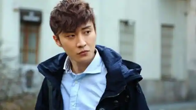 陈乔恩朱桢探望乔任梁父母,祭奠旧友三周年,搂乔爸乔妈合影