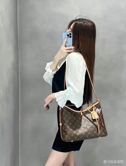 160cm妹子背lv carryall好看吗 看看街拍你就知道了