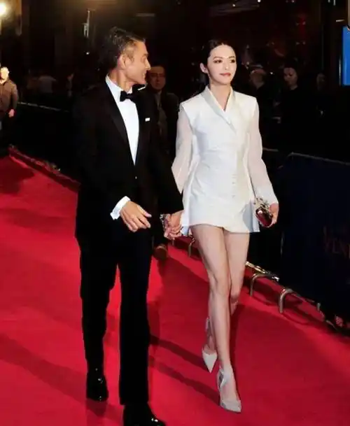 61岁刘德华和姚晨同框,梳背头穿西装气场好强,看不出18岁年龄差_身材