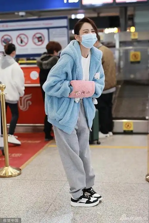 2021年12月4日,北京,明星现身机场. 佟丽娅