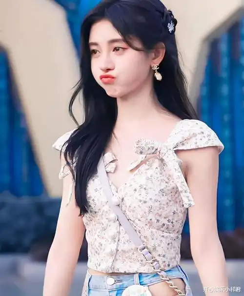 鞠婧祎|鞠婧祎下班路透照,元气满满,当她"嘟嘴"的那一刻有被可爱到