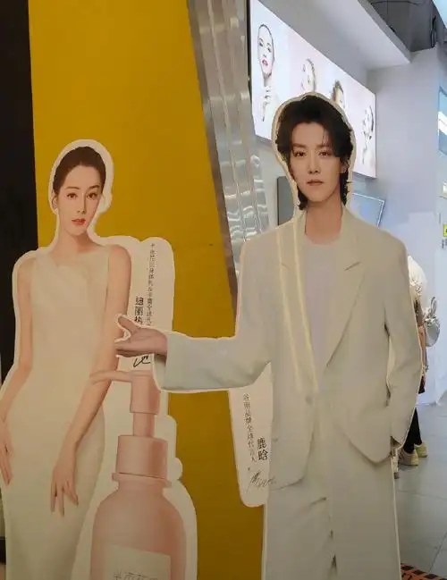 三福就这样水灵灵的把鹿晗迪丽热巴摆在一起了!