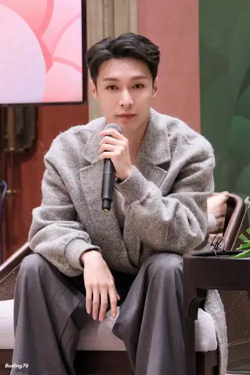 一组戴眼镜请把眼镜焊在脸上@张艺兴(视频等合适的时候再发吧)230824