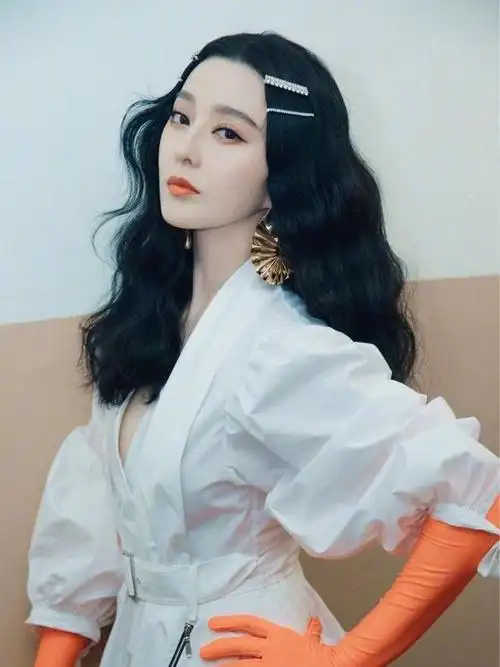 范冰冰又现艺术式造型白色连衣裙配橘色手套橘色妆容好美