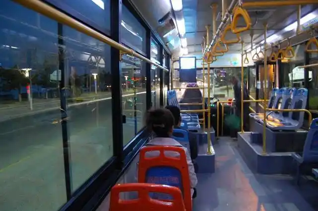 有些人每天都需要坐公交车上下班,显得既拥挤又忙碌.