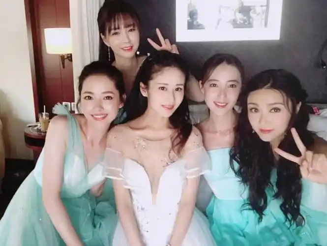 当时是郭碧婷,沈梦辰等当颖儿的伴娘,颖儿称,"谢谢我亲爱的老公,一场