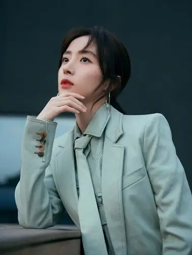 胡冰卿曝光写真照,穿绿色套装短裤配10厘米高跟鞋,利落又帅气_手机