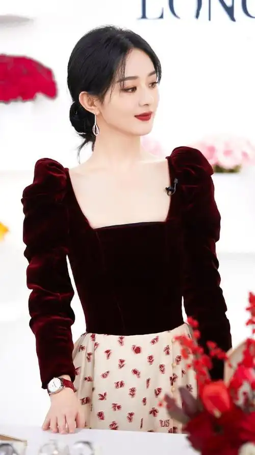 赵丽颖新年开运装,丝绒拼接连衣裙优雅大气,设计感强烈