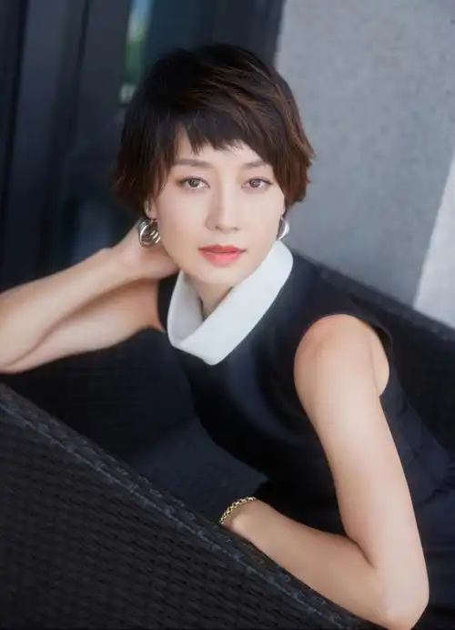 马伊琍《跃上高阶职场》赫本裙造型写真 精致短发显干练减龄