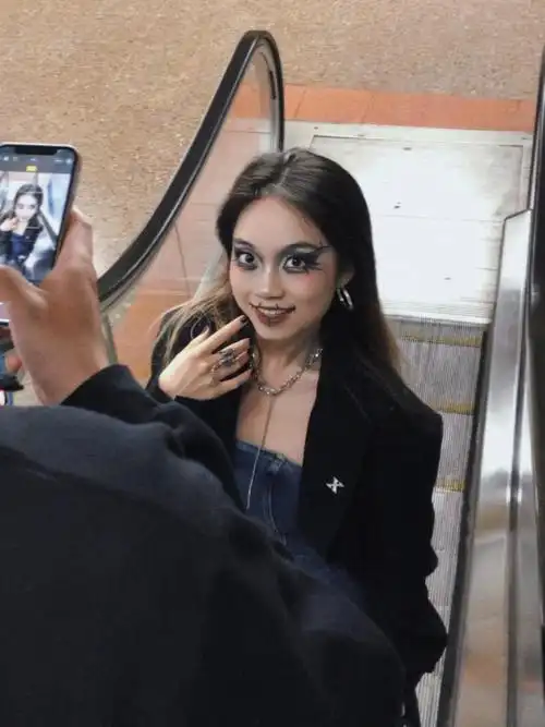 左滑遇见万圣小鬼