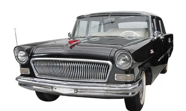 崭新的红旗轿车车身修长,通体黑色,雍容华贵,庄重大方,极富中国传统