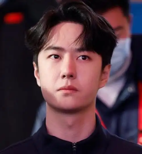 王一博鼻子疤痕又暴露了之前广告就被质疑不知是卡粉还是伤疤