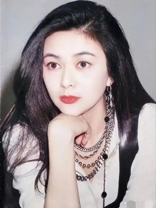 年轻时候的关之琳关之琳,1962年出生于中国香港,祖籍是内地的辽宁沈阳