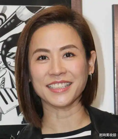 宣萱真的50岁了穿黑色皮衣配紧身牛仔裤很年轻却被颈纹抢镜了