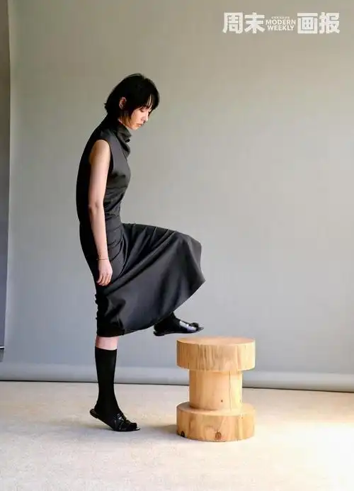 白百何登《周末画报》封面,穿热裤大秀美腿,39岁少女感满满