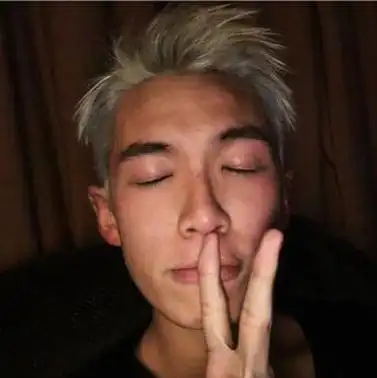 柯震东染白发晒自拍 比剪刀手卖萌