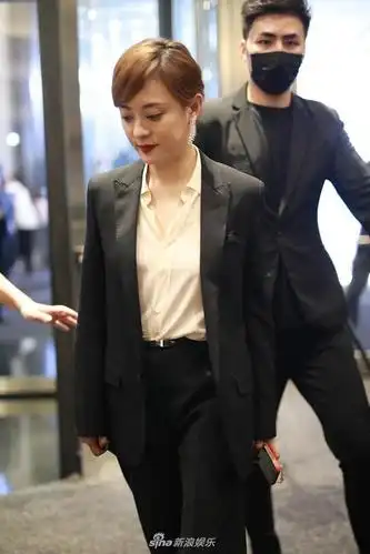 组图:孙俪活动结束变身快乐下班人 黑西装搭流苏耳饰优雅酷飒