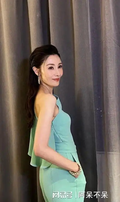 53岁李嘉欣晒出连体泳衣照片,并不介意臀部下垂|裙子|美女|模特