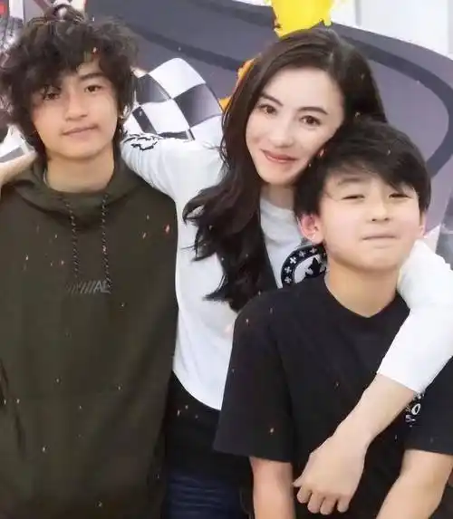 原创 张柏芝晒合照为小儿子4岁生日庆生,女孩打扮十分醒目,场面十分