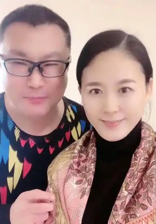 尹相杰带爱妻上街买菜,在北京街头不戴口罩,小16岁妻子肤白貌美_郭永