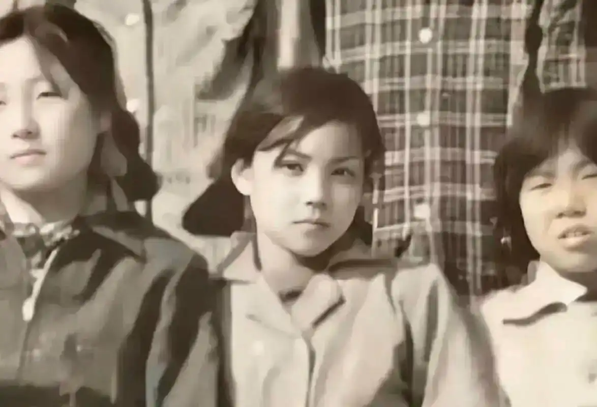 王菲小时候照片:人的眼神不大会变,这个女孩子从小就不一般. 67